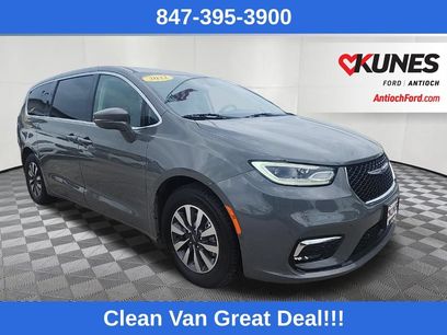 Used 2022 Chrysler Pacifica Touring-L w/ Uconnect Theater Family Group