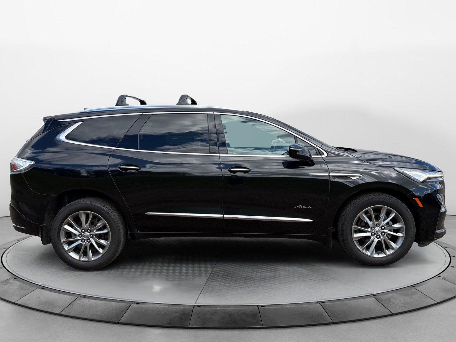 Used 2023 Buick Enclave Avenir AWD/4WD image 2