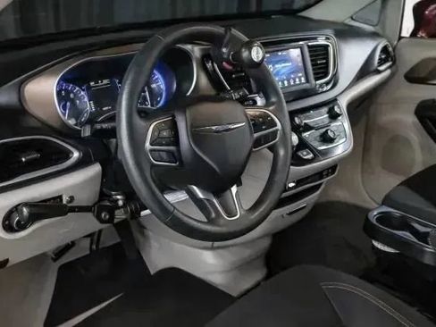 Used 2018 Chrysler Pacifica Touring Plus w/ Tire & Wheel Group FWD image 3