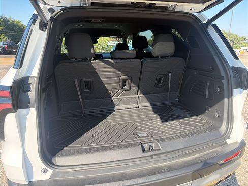 Used 2024 Chevrolet Traverse LT FWD image 16