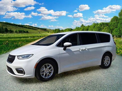Used 2023 Chrysler Pacifica Touring-L FWD image 2