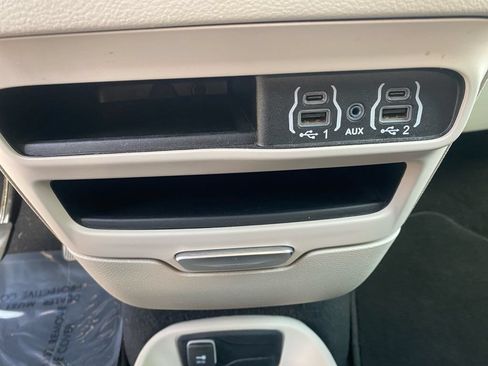Used 2024 Chrysler Pacifica Touring-L FWD image 20