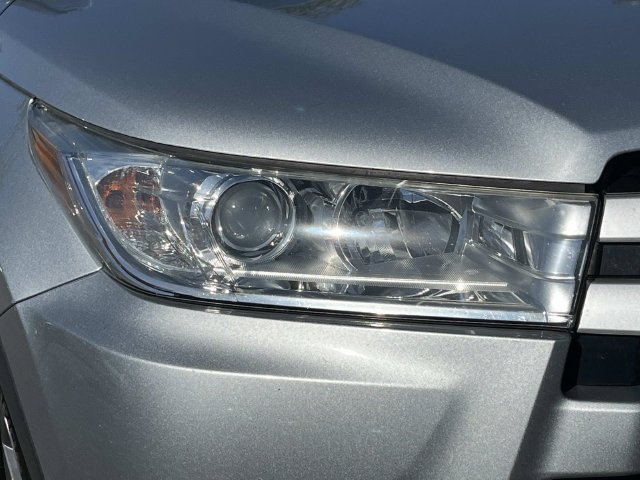 Used 2018 Toyota Highlander XLE AWD/4WD image 9