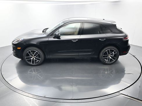 Certified 2024 Porsche Macan AWD/4WD image 32