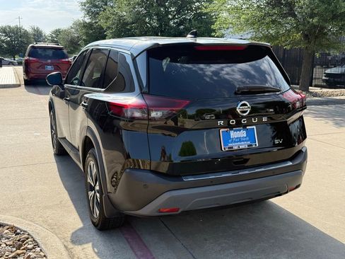 Used 2021 Nissan Rogue SV image 3