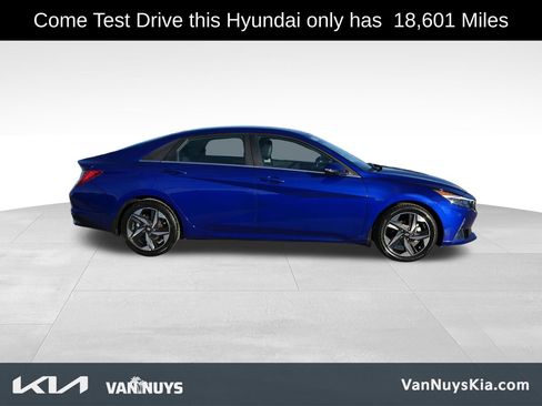 Used 2022 Hyundai Elantra Limited w/ Preferred Accessory Package image 2
