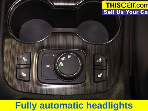 Used 2023 GMC Acadia SLT image 17