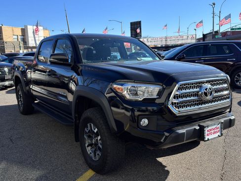 Used 2017 Toyota Tacoma TRD Off-Road image 3