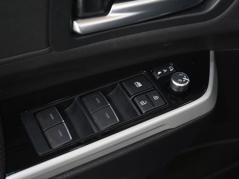 Used 2025 Toyota Sienna Platinum image 27