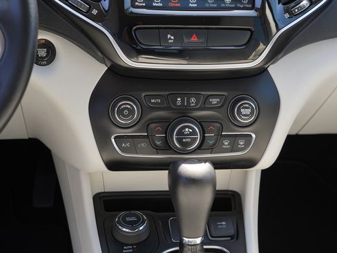Used 2019 Jeep Cherokee Limited AWD/4WD image 22