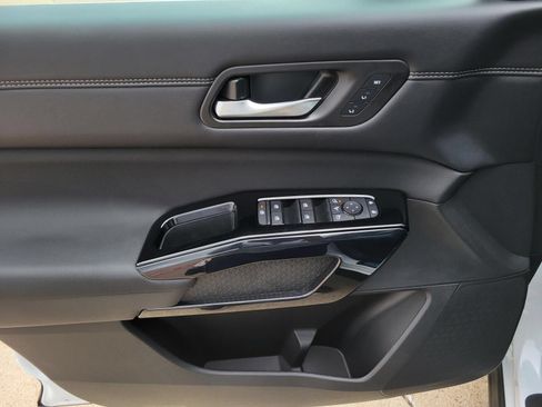 New 2026 Nissan Pathfinder Platinum FWD image 18