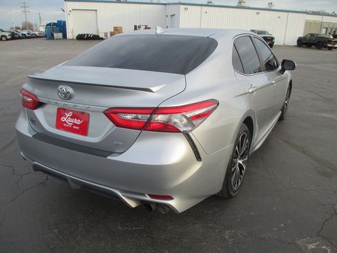 Used 2018 Toyota Camry SE image 4