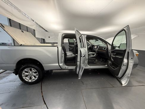 Used 2017 Nissan Titan SL image 20