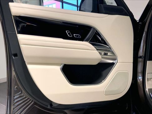 Certified 2025 Land Rover Range Rover SE AWD/4WD image 21
