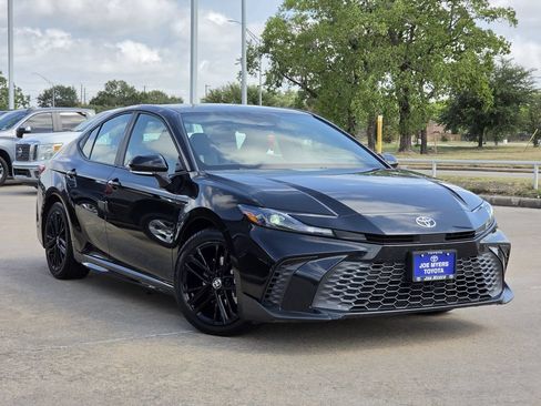 Used 2025 Toyota Camry SE FWD image 2