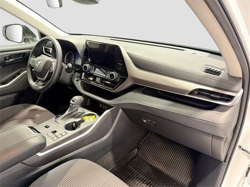 Certified 2023 Toyota Highlander L image 25