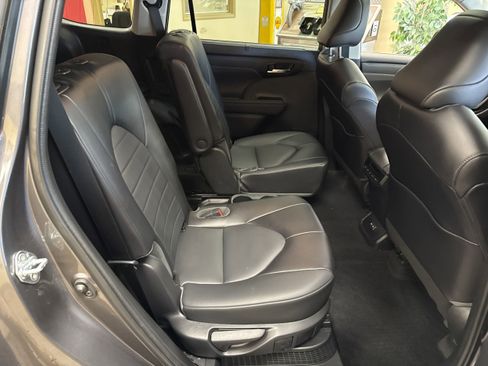 Used 2022 Toyota Highlander XLE image 21