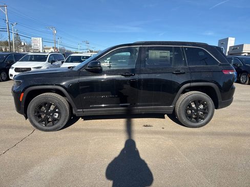 New 2026 Jeep Grand Cherokee Laredo image 2