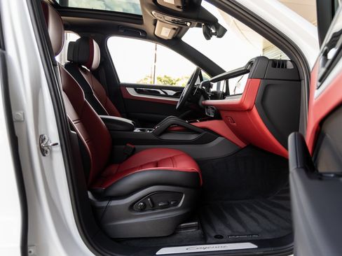 Certified 2025 Porsche Cayenne AWD/4WD image 39