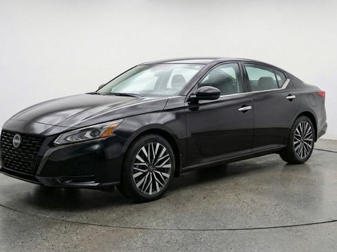Used 2025 Nissan Altima 2.5 SV FWD image 3