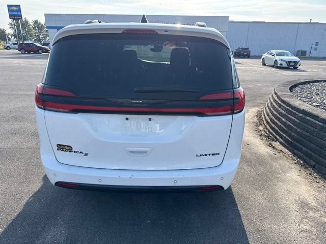 Used 2025 Chrysler Pacifica Limited FWD image 9