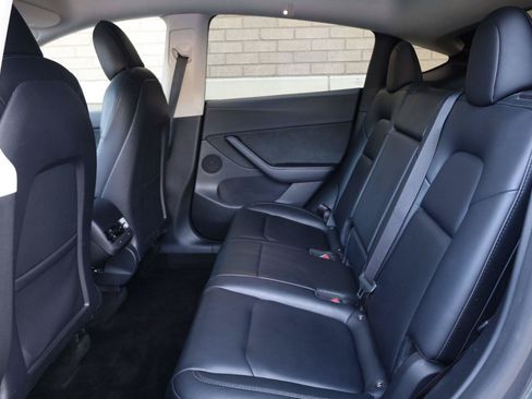 Used 2022 Tesla Model Y Long Range AWD/4WD image 18