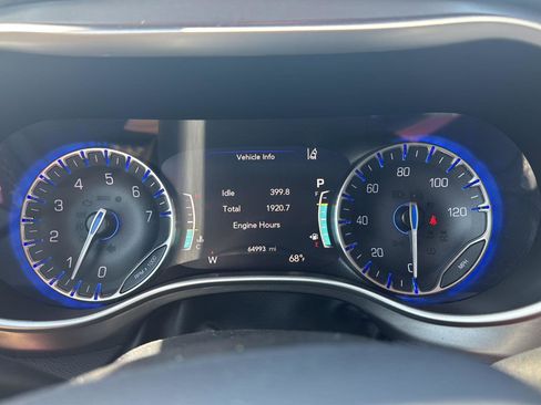 Used 2023 Chrysler Pacifica Touring-L image 14