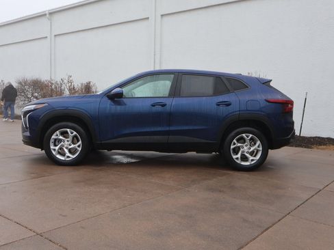 Used 2024 Chevrolet Trax LS w/ LS Convenience Package image 5