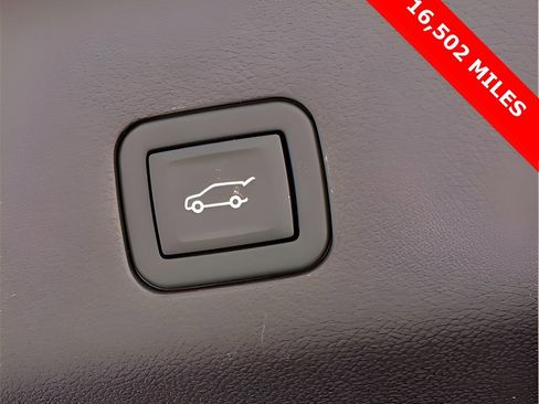 Used 2024 GMC Yukon Denali image 32