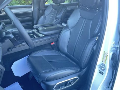 Used 2025 Jeep Wagoneer Series II AWD/4WD image 19
