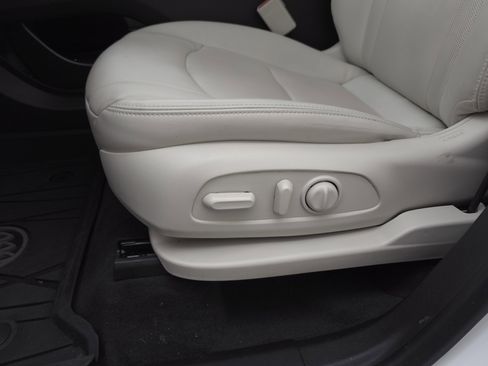 Used 2023 Buick Enclave Essence image 11