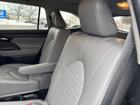 Used 2023 Toyota Highlander L image 18