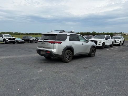 Used 2022 Nissan Pathfinder SV w/ SV Black Package image 5