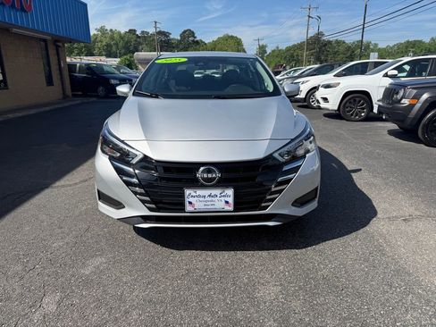 Used 2025 Nissan Versa SV image 4