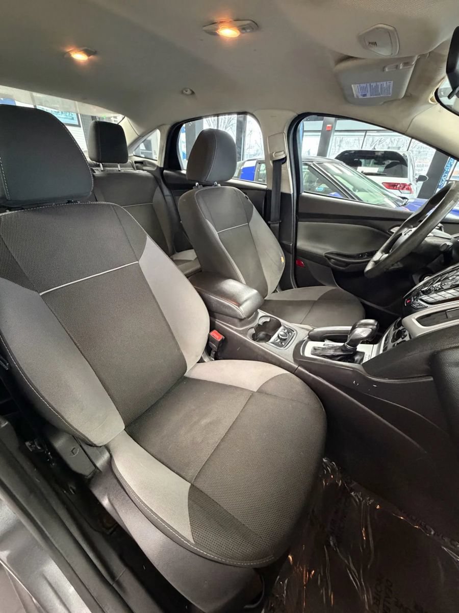 Used 2014 Ford Focus SE w/ SE Winter Package FWD image 8