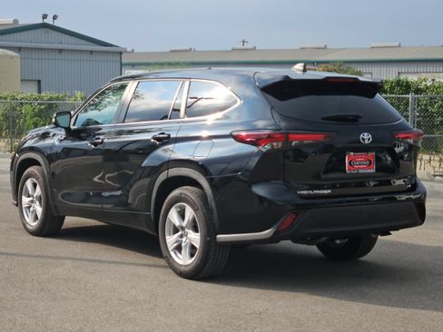 Used 2025 Toyota Highlander LE FWD image 3