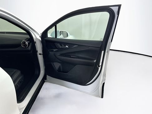 Used 2024 Chevrolet Blazer EV LT AWD/4WD image 33