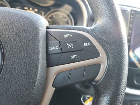 Used 2016 Jeep Cherokee Sport image 17