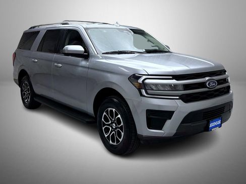 Used 2024 Ford Expedition Max XLT image 3