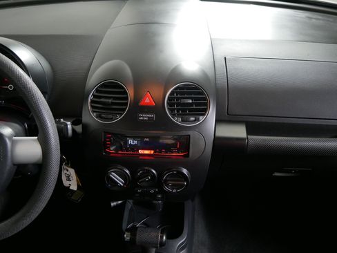 Used 2010 Volkswagen Beetle Coupe image 10