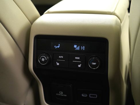 Used 2023 GMC Acadia Denali w/ Denali Technology Package image 17
