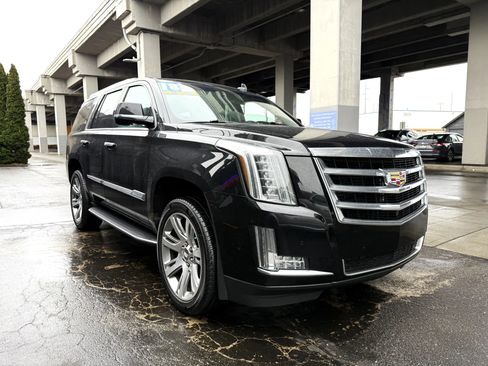 Used 2018 Cadillac Escalade Luxury AWD/4WD image 3