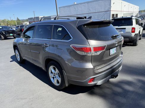 Used 2015 Toyota Highlander Limited Platinum AWD/4WD image 3