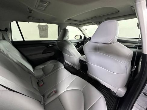 Used 2023 Toyota Highlander XLE AWD/4WD image 13