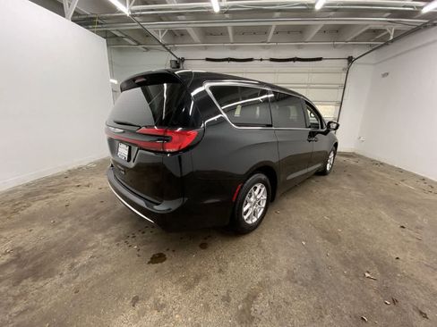 Used 2024 Chrysler Pacifica Touring-L image 6