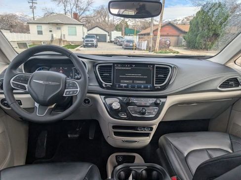 Used 2023 Chrysler Pacifica Touring-L FWD image 7