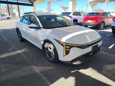 Used 2025 Kia K4 LXS image 3