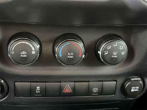 Used 2015 Jeep Wrangler Unlimited Sahara image 12