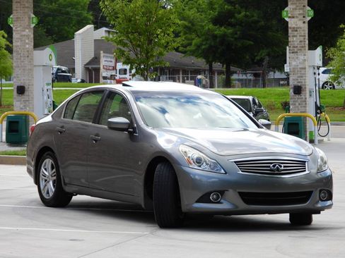 Used 2015 INFINITI Q40 w/ Moonroof Package RWD image 7