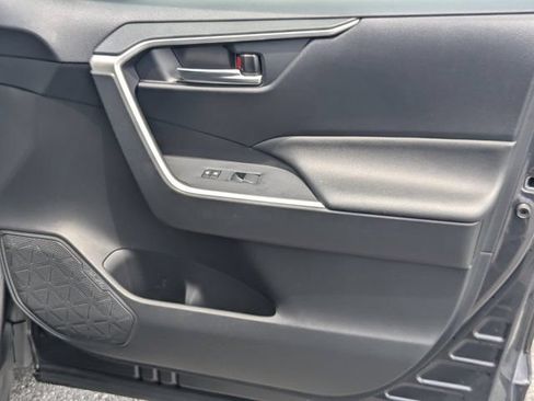 Used 2019 Toyota RAV4 XLE w/ Convenience Package FWD image 13